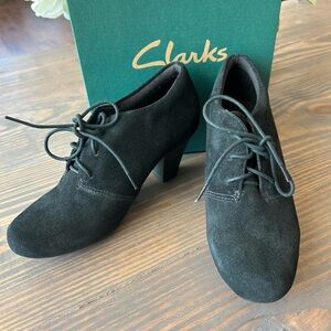 CLARKS RUBY DIAMOND SUEDE ANKLE BOOTIES. BLACK. 5.5. PRE OWNED.